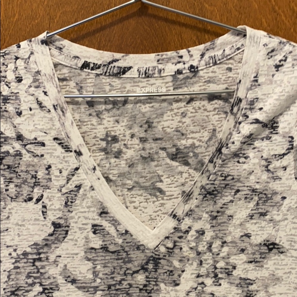 Express v neck t-Shirt size medium - Picture 2 of 4